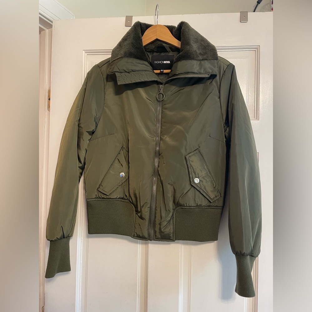 Fashion Nova W Size M NWOT Green Faux Fur Collar